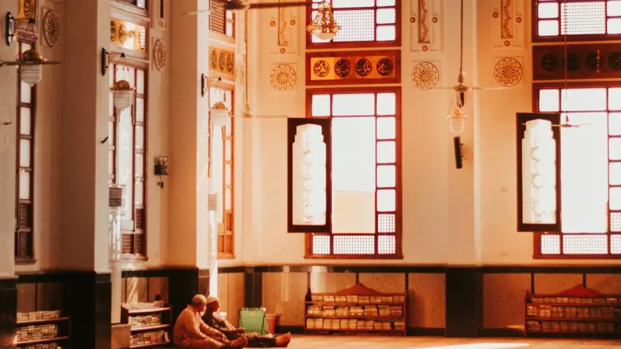 Picture of 2 worshippers in a mosque in Turkey