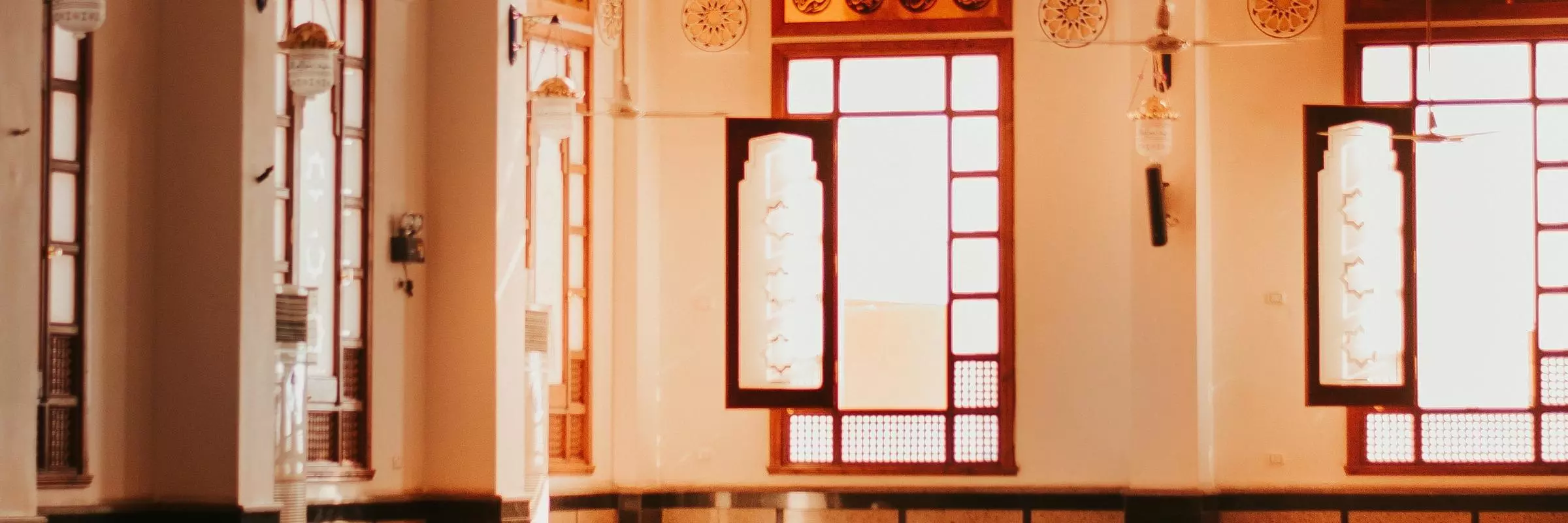 Picture of 2 worshippers in a mosque in Turkey